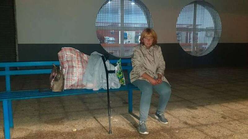 Juana Rodríguez posa en la estación de guaguas de Telde, donde pasa las noches desde hace semanas por la falta de un techo bajo el que dormir (Foto Juan Carlos Alonso/C7)